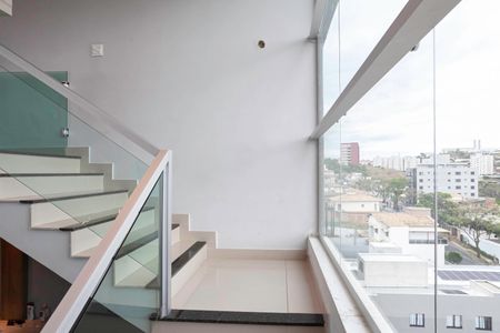 Apartamento para alugar com 120m², 2 quartos e 2 vagas Apartamento para alugar com 120m², 2 quartos e 2 vagasEscada