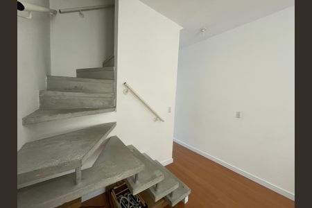 Sala de casa de condomínio para alugar com 2 quartos, 65m² em Quinta dos Angicos, Cotia
