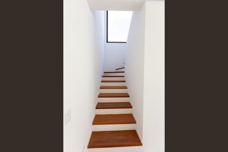 Casa de condomínio à venda com 138m², 3 quartos e 4 vagasEscada de acesso ao nível superior