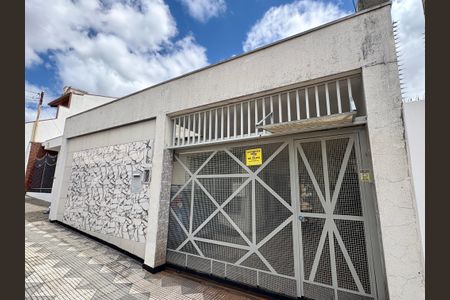 Casa à venda com 232m², 3 quartos e 2 vagas Casa à venda com 232m², 3 quartos e 2 vagasFachada