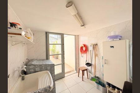 Casa à venda com 232m², 3 quartos e 2 vagasÁrea de Serviço