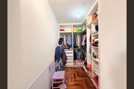Casa à venda com 232m², 3 quartos e 2 vagasSuíte com closet