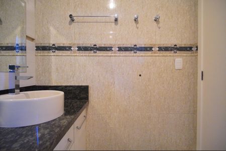 Casa à venda com 236m², 3 quartos e 5 vagasBanheiro da Suíte 2