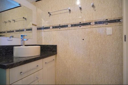 Casa à venda com 236m², 3 quartos e 5 vagasBanheiro da Suíte 2