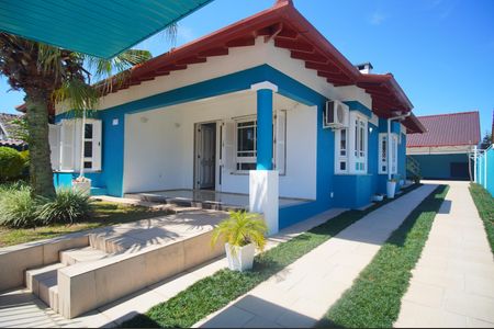 Casa à venda com 236m², 3 quartos e 5 vagasFachada da casa