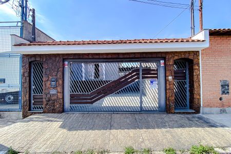 Casa para alugar com 250m², 4 quartos e 2 vagas Casa para alugar com 250m², 4 quartos e 2 vagasFachada