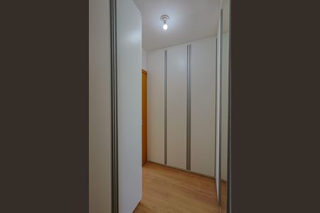 Apartamento à venda com 135m², 4 quartos e 4 vagasCloset da suíte 2