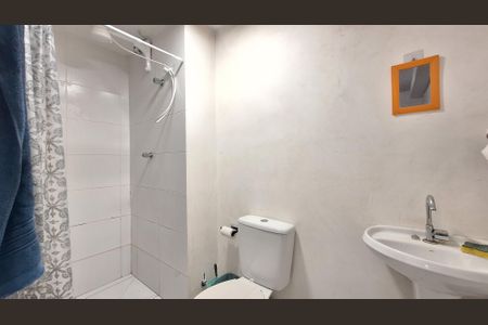 Banheiro de apartamento para alugar com 1 quarto, 34m² em Parque Industrial Tomas Edson, São Paulo