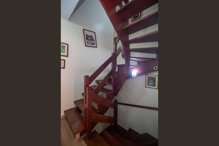 Casa à venda com 176m², 4 quartos e 2 vagas Casa à venda com 176m², 4 quartos e 2 vagasCorredor