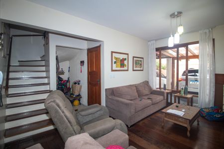 Casa à venda com 176m², 4 quartos e 2 vagas Casa à venda com 176m², 4 quartos e 2 vagasSala