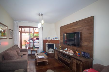 Casa à venda com 176m², 4 quartos e 2 vagas Casa à venda com 176m², 4 quartos e 2 vagasSala