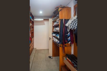 Casa à venda com 176m², 4 quartos e 2 vagas Casa à venda com 176m², 4 quartos e 2 vagasCloset