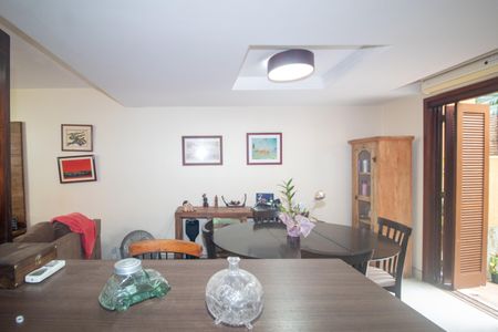 Casa à venda com 176m², 4 quartos e 2 vagas Casa à venda com 176m², 4 quartos e 2 vagasSala