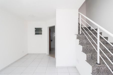 Sala de casa de condomínio para alugar com 2 quartos, 64m² em Jardim Redil, São Paulo