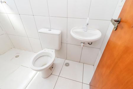 Banheiro da Suíte 1 de casa de condomínio para alugar com 2 quartos, 64m² em Jardim Redil, São Paulo