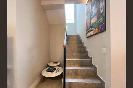 Escada de casa de condomínio para alugar com 3 quartos, 180m² em Paiquerê, Valinhos