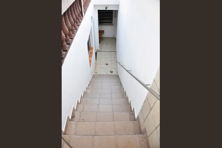 Casa para alugar com 190m², 2 quartos e 2 vagasCorredor e Escada Externo