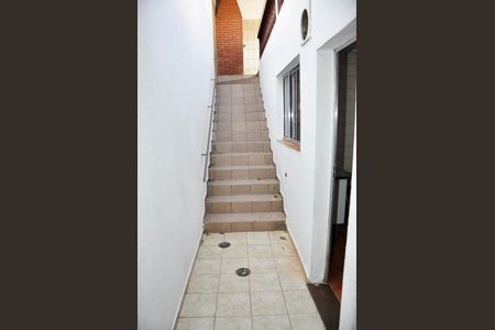 Casa para alugar com 190m², 2 quartos e 2 vagasCorredor e Escada Externo