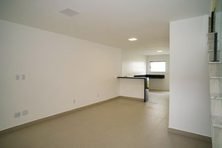 Casa à venda com 130m², 3 quartos e 2 vagas Casa à venda com 130m², 3 quartos e 2 vagasSala