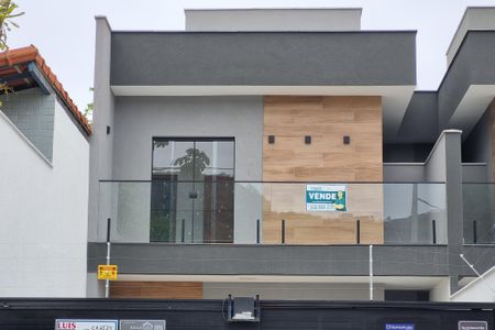 Casa à venda com 130m², 3 quartos e 2 vagas Casa à venda com 130m², 3 quartos e 2 vagasFachada