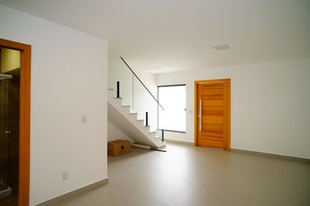 Casa à venda com 130m², 3 quartos e 2 vagas Casa à venda com 130m², 3 quartos e 2 vagasSala