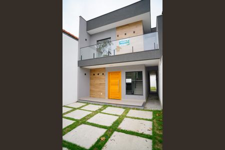 Casa à venda com 130m², 3 quartos e 2 vagas Casa à venda com 130m², 3 quartos e 2 vagasFachada