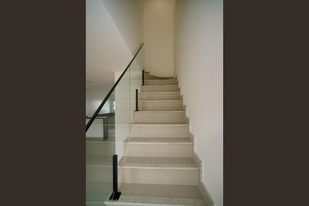 Casa à venda com 130m², 3 quartos e 2 vagas Casa à venda com 130m², 3 quartos e 2 vagasEscada