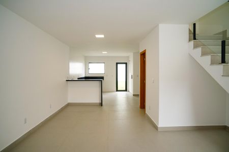 Casa à venda com 130m², 3 quartos e 2 vagas Casa à venda com 130m², 3 quartos e 2 vagasSala