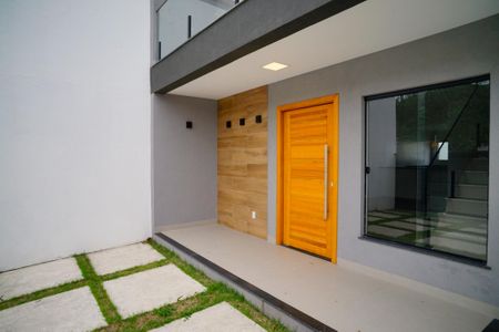Casa à venda com 130m², 3 quartos e 2 vagas Casa à venda com 130m², 3 quartos e 2 vagasVaranda