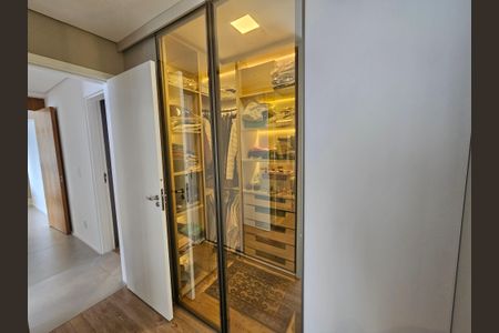 Apartamento à venda com 130m², 3 quartos e 3 vagas Apartamento à venda com 130m², 3 quartos e 3 vagasCloset da suíte