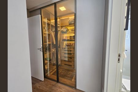 Apartamento à venda com 130m², 3 quartos e 3 vagas Apartamento à venda com 130m², 3 quartos e 3 vagasCloset da suíte