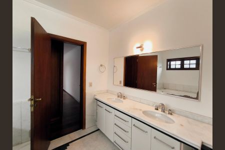 Casa à venda com 433m², 3 quartos e 8 vagas Casa à venda com 433m², 3 quartos e 8 vagasBanheiro Suíte