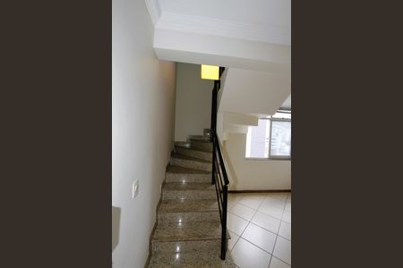 Apartamento para alugar com 240m², 4 quartos e 2 vagasescada