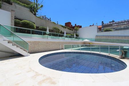 Apartamento para alugar com 192m², 4 quartos e 2 vagas Apartamento para alugar com 192m², 4 quartos e 2 vagasÁrea comum - Piscina