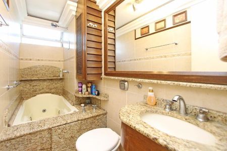 Apartamento para alugar com 192m², 4 quartos e 2 vagas Apartamento para alugar com 192m², 4 quartos e 2 vagasBanheiro 1