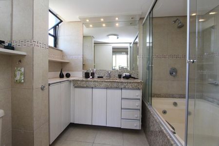 Apartamento para alugar com 192m², 4 quartos e 2 vagas Apartamento para alugar com 192m², 4 quartos e 2 vagasBanheiro 2