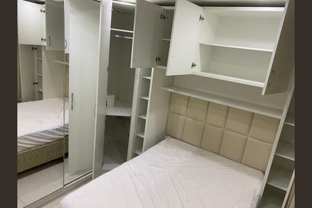 Quarto de apartamento para alugar com 2 quartos, 47m² em Jardim Alvorada, Nova Iguaçu