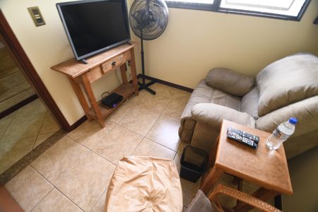 Sala de TV de casa à venda com 3 quartos, 246m² em Parque das Universidades, Campinas