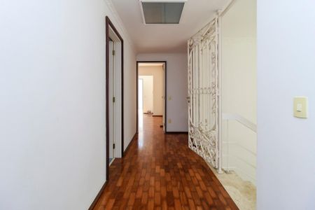 Casa à venda com 320m², 4 quartos e 3 vagas Casa à venda com 320m², 4 quartos e 3 vagasCorredor