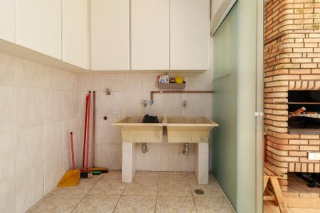 Casa à venda com 320m², 4 quartos e 3 vagas Casa à venda com 320m², 4 quartos e 3 vagasÁrea de Serviço