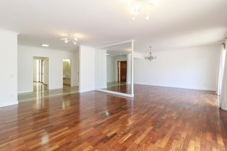 Casa à venda com 320m², 4 quartos e 3 vagas Casa à venda com 320m², 4 quartos e 3 vagasSala