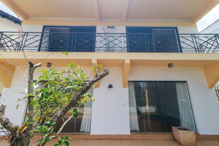 Casa à venda com 320m², 4 quartos e 3 vagas Casa à venda com 320m², 4 quartos e 3 vagasFachada