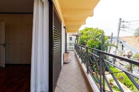 Casa à venda com 320m², 4 quartos e 3 vagas Casa à venda com 320m², 4 quartos e 3 vagasSuíte 2 - Varanda