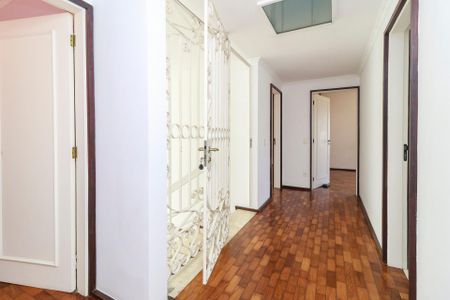 Casa à venda com 320m², 4 quartos e 3 vagas Casa à venda com 320m², 4 quartos e 3 vagasCorredor