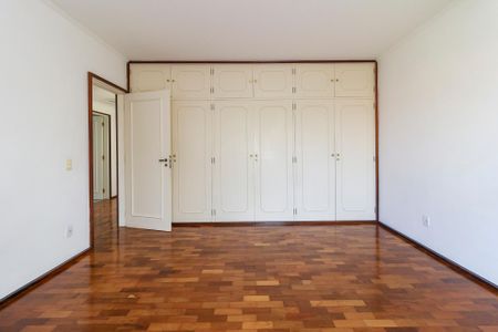 Casa à venda com 320m², 4 quartos e 3 vagas Casa à venda com 320m², 4 quartos e 3 vagasQuarto 3