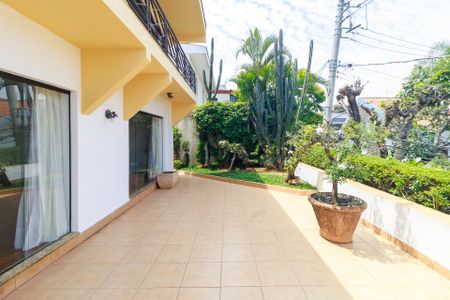Casa à venda com 320m², 4 quartos e 3 vagas Casa à venda com 320m², 4 quartos e 3 vagasQuintal