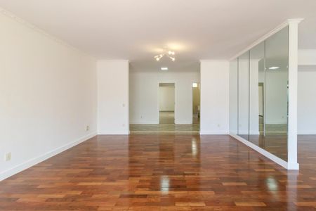 Casa à venda com 320m², 4 quartos e 3 vagas Casa à venda com 320m², 4 quartos e 3 vagasSala