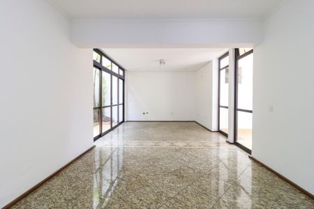 Casa à venda com 320m², 4 quartos e 3 vagas Casa à venda com 320m², 4 quartos e 3 vagasSala