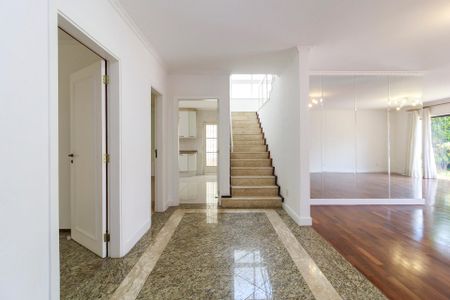 Casa à venda com 320m², 4 quartos e 3 vagas Casa à venda com 320m², 4 quartos e 3 vagasSala