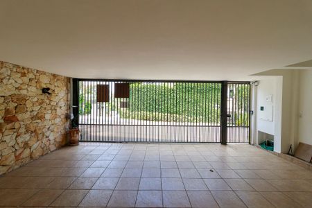 Casa à venda com 320m², 4 quartos e 3 vagas Casa à venda com 320m², 4 quartos e 3 vagasGaragem